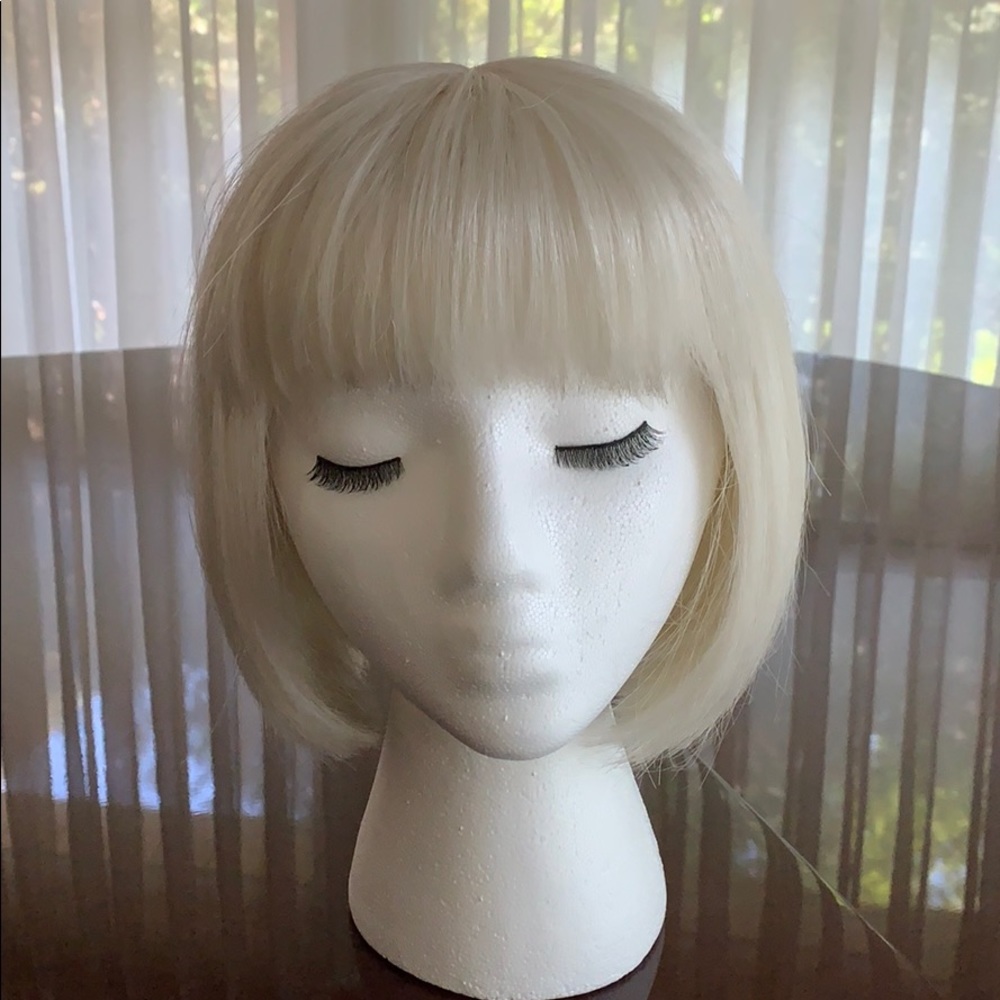 💁‍♀️ Platinum Synthetic Wig